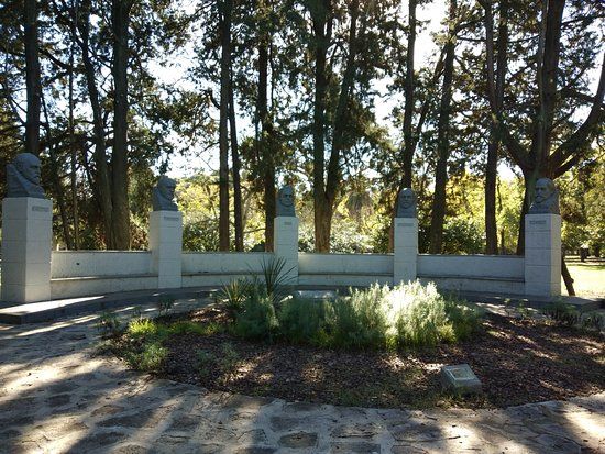 el Monumento a los Cinco Sabios